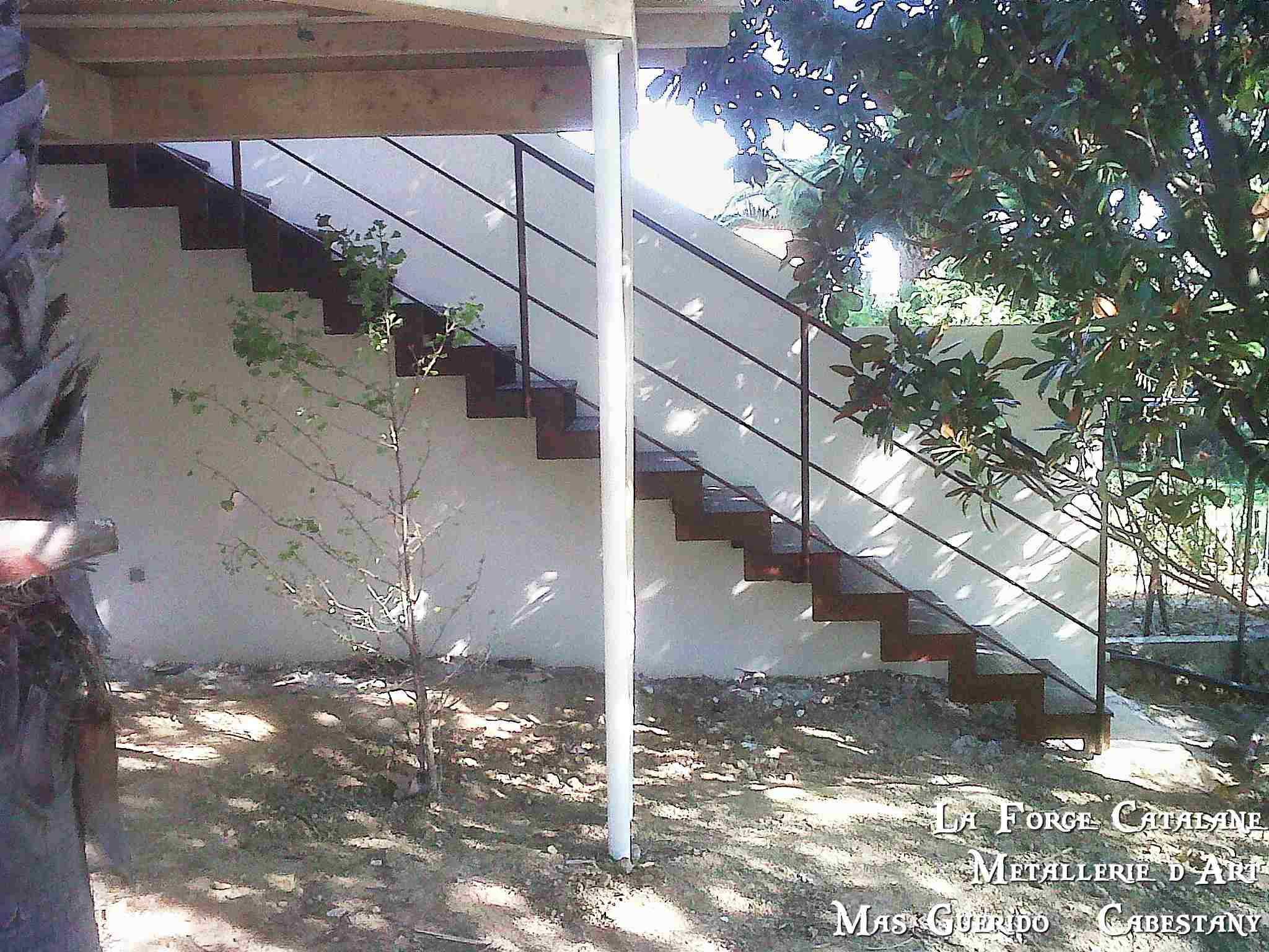 escalier exterieur marches en fer larmes pliees rampant 2 lisses horizontale forge catalane.jpg